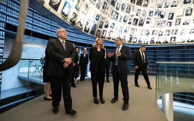 Ukraine's First Lady Olena Zelenska in the Hall of Names as Yad Vashem Memorial Museum in Jerusalem, June 20, 2023. (Twitter screenshot: Used in accordance with Clause 27a of the Copyright Law)