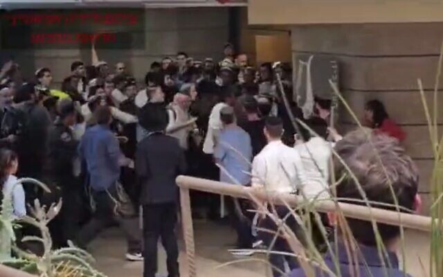 Jewish extremists from the Or l'Achim and Lehava organizations scuffle with police outside a Messianic Jewish convention in Jerusalem, June 22, 2023. (Twitter video screenshot: Used in accordance with Clause 27a of the Copyright Law)
