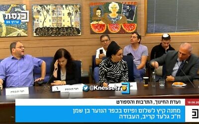 Hadash-Ta'al MK Ofer Cassif, left, argues with Likud MK Hanoch Milwidsky, right, at a Knesset Education, Culture and Sports Committee meeting in Jerusalem on June 19, 2023. (Screenshot: Twitter; used in accordance with Clause 27a of the Copyright Law)