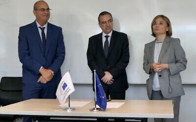 European Investment Bank (EIB) Vice President Gelsomina Vigliotti (right) with Alan Tavir, CEO of IDE Technologies Group and European Union Ambassador to Israel Dimiter Tzantchev announce EIB support for Western Galilee desalination project, June 25, 2023. (Courtesy)