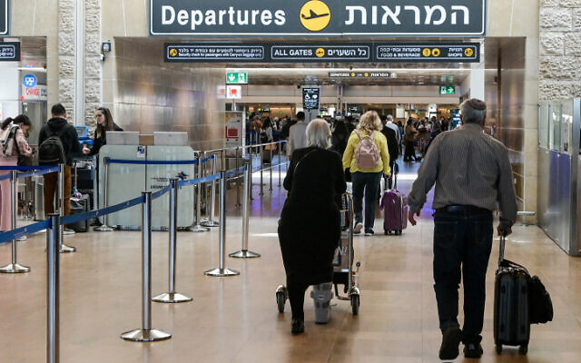 Travelers at the departure hall of Ben Gurion Airport a day before the Jewish holiday of Passover, April 4, 2023 (Avshalom Sassoni/Flash90)