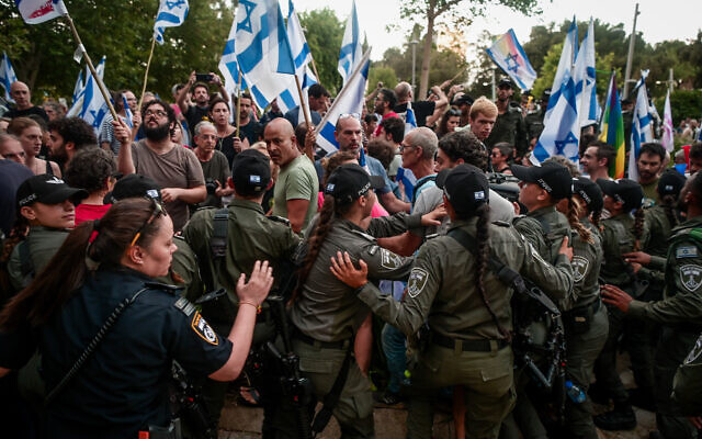 Israelis protest against the judicial overhaul, outside Knesset Speaker Amir Ohana's home in Tel Aviv, July 6, 2023. (Avshalom Sassoni/Flash90)