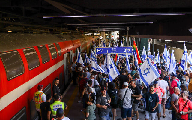 Protesters against the government's judicial overhaul rally at Tel Aviv's Hashalom train station, July 18, 2023. (Chaim Goldberg/Flash90)