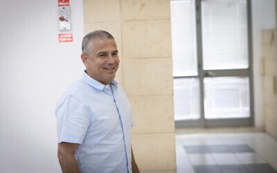 Yinon Magal arrives at the Jerusalem District Court for a hearing in Prime Minister Benjamin Netanyahu's graft trial, July 19, 2023. (Chaim Goldberg/Flash90)