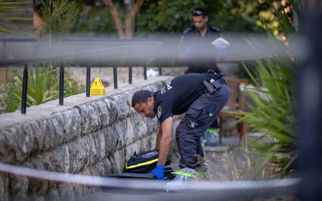 Police at the scene of a terror stabbing in the Gilo neighborhood of Jerusalem on July 20, 2023. (Yonatan Sindel/Flash90)