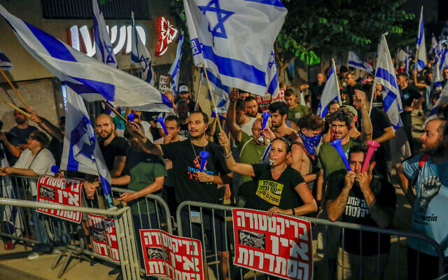 Anti-overhaul activists protest outside the Histadrut's headquarters in Tel Aviv on July 22, 2023. (Miriam Alster/Flash90)