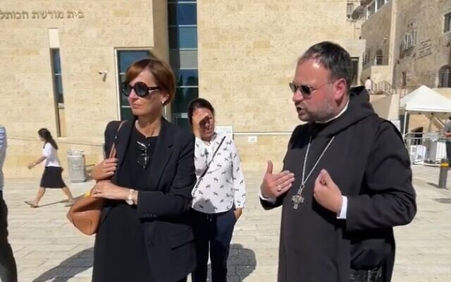 Abbot Nikodemus Schnabel, right, and Germany's Federal Minister of Education and Research Bettina Stark-Watzinger at the Western Wall plaza in Jerusalem, July 19, 2023. (Screenshot: Twitter; used in accordance with Clause 27a of the Copyright Law)