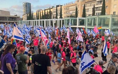 Israelis opposed to the government's planned judicial overhaul gather in Tel Aviv's Habimah Square, July 1, 2023 (Rony Shapiro)
