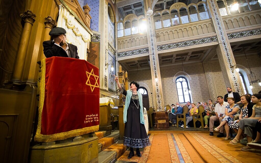 Într-o sinagogă din România, o piesă cu fantome este prezentată „cu urechea” la trecutul evreiesc al orașului