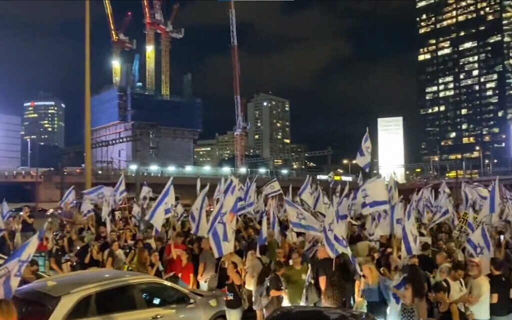 Anti-government protesters block the Ayalon Highway in Tel Aviv, July 5, 2023 (Video screenshot; used in accordance with Clause 27a of the Copyright Law)