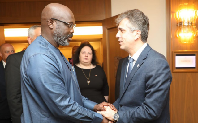 Liberian President George Weah meets Foreign Minister Eli Cohen in Jerusalem, July 4, 2023. (Miri Shimonovich/GPO)
