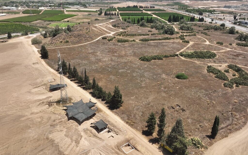 An aerial shot of the Tel Erani excavation site in 2023. (Emil Aladjem/IAA)