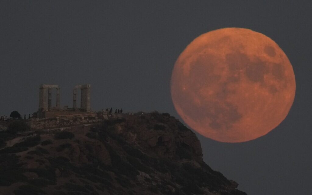 The supermoon rises behind the ancient temple of Poseidon at Cape Sounion, about 70 kilometers (45 miles) south of Athens, Greece, August 30, 2023. (Thanassis Stavrakis/AP)