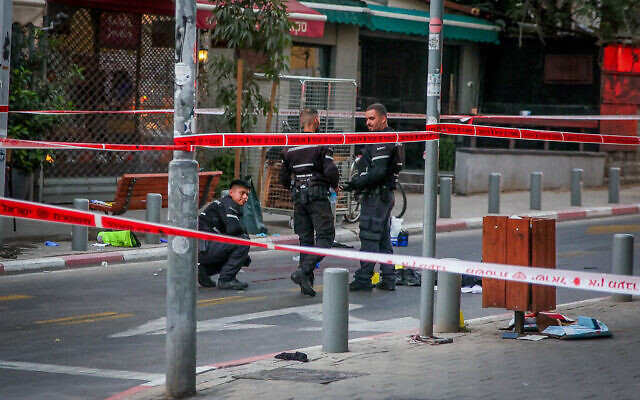 Police and other emergency personnel at the scene of a suspected terror attack in Tel Aviv on August 5, 2023. (Itai Ron/Flash90)