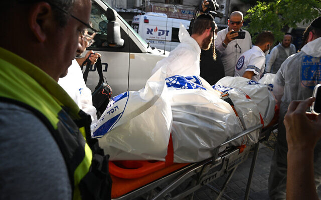 Police at the scene where a body was found at an apartment in Haifa, August 9, 2023. (Flash90)