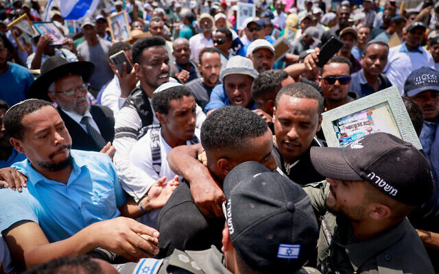 Ethiopian Jews scuffle with police during a protest urging the government to bring their family members to Israel due to fighting in Ethiopia, near the Prime Minister's Office in Jerusalem, on August 13, 2023. (Chaim Goldberg/Flash90)