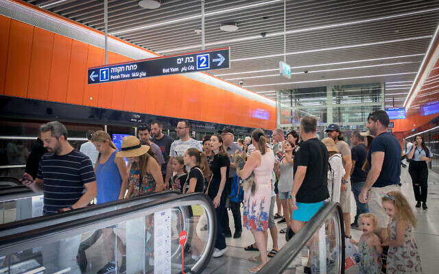 Passengers at a Tel Aviv light rail station on its first day of service, August 18, 2023. (Miriam Alster/Flash90)