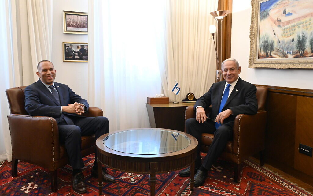 Prime Minister Benjamin Netanyahu meets with House of Representatives Minority Leader Hakeem Jeffries in Jerusalem on August 7, 2023. (Haim Zach / GPO)