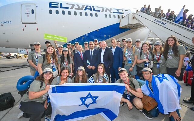 Olim on the 64th Nefesh B’Nefesh charter flight pose with organization’s Co-founders Rabbi Yehoshua Fass and Tony Gelbart; Minister of Aliyah and Integration, Ofir Sofer; and Director-General of the Ministry of Aliyah and Integration, Avichai Kahana. 
Credit: Shahar Azran and Yonit Schiller