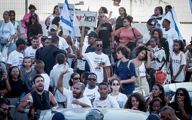 Members of the Ethiopian community and overs block the Ayalon Highway in Tel Aviv, on August 21, 2023, during a protest demand justice for 4-year-old Rafael Adana, who was run over and killed in a car accident in Netanya, in May. (Avshalom Sassoni/Flash90)