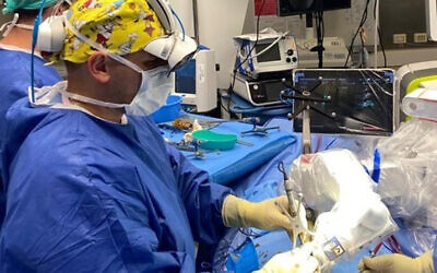 Dr. Cezar Mizrahi uses augmented reality robotic technology in complex minimally invasive spine surgery for the first time in the world in August 2023. (Courtesy of Shaare Zedek Medical Center)