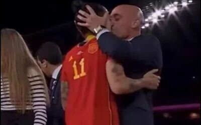 President of the Royal Spanish Football Federation Luis Rubiales kisses Spain's  Jennifer Hermoso after Spain's victory in the World Cup final soccer match between Spain and England at Stadium Australia in Sydney, August 20, 2023. (Hermoso was wearing teammate Alexia Putellas’ No.11 shirt.) (Twitter screenshot; used in accordance with Clause 27a of the Copyright Law)