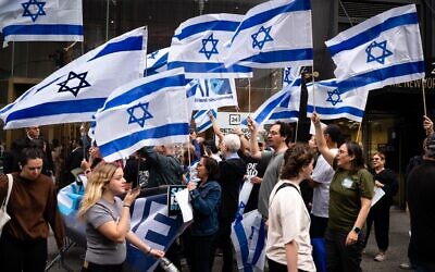 Anti-overhaul protesters in New York City, April 28, 2023. (Luke Tress/Times of Israel)