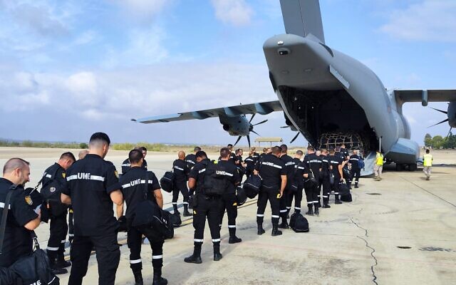 This handout photograph taken on September 10, 2023, by the Spanish Military Emergency Unit (UME) shows members of the UME ready to board an Airbus A400 military plane at the Zaragoza air base (Handout / UME / AFP)