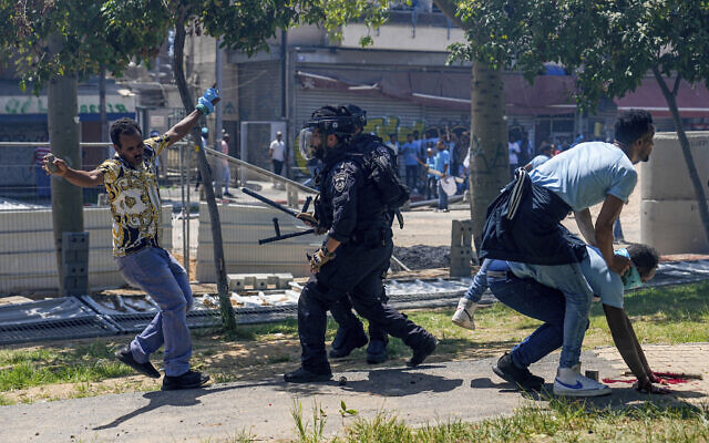 Eritrean protesters clash with Israeli riot police in Tel Aviv, Israel, Sept. 2, 2023 (AP Photo/Ohad Zwigenberg)