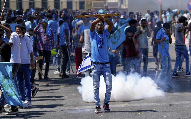 Eritrean protesters clash with Israeli riot police in Tel Aviv, September 2, 2023. (AP Photo/Ohad Zwigenberg)