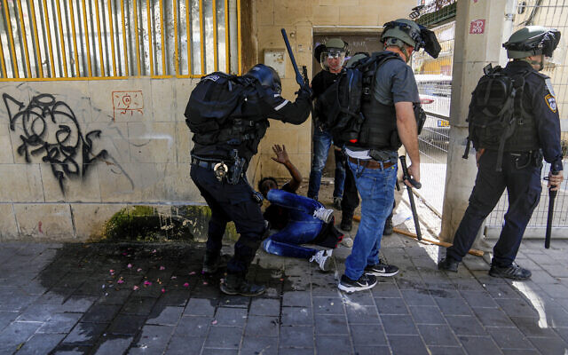 Israeli police officer apparently beats an Eritrean protester amid rioting in Tel Aviv, Sept. 2, 2023 (AP Photo/Ohad Zwigenberg)
