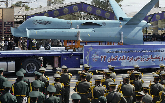 في عرض عسكري كبير : ايران تكشف عن اطول طائرة بدون طيار مع تهديدات لاسرائيل
