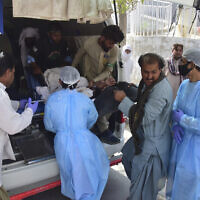 Paramedics and volunteers carry injured victims of a bomb explosion upon arrival at a hospital, in Quetta, Pakistan, Friday, September 29, 2023. (AP/Arshad Butt)