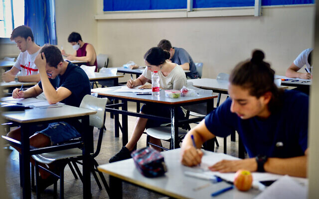 File: Keshet high school students take their mathematics matriculation examination (Bagrut), in Tel Aviv, June 29, 2020. (Avshalom Sassoni/Flash90)