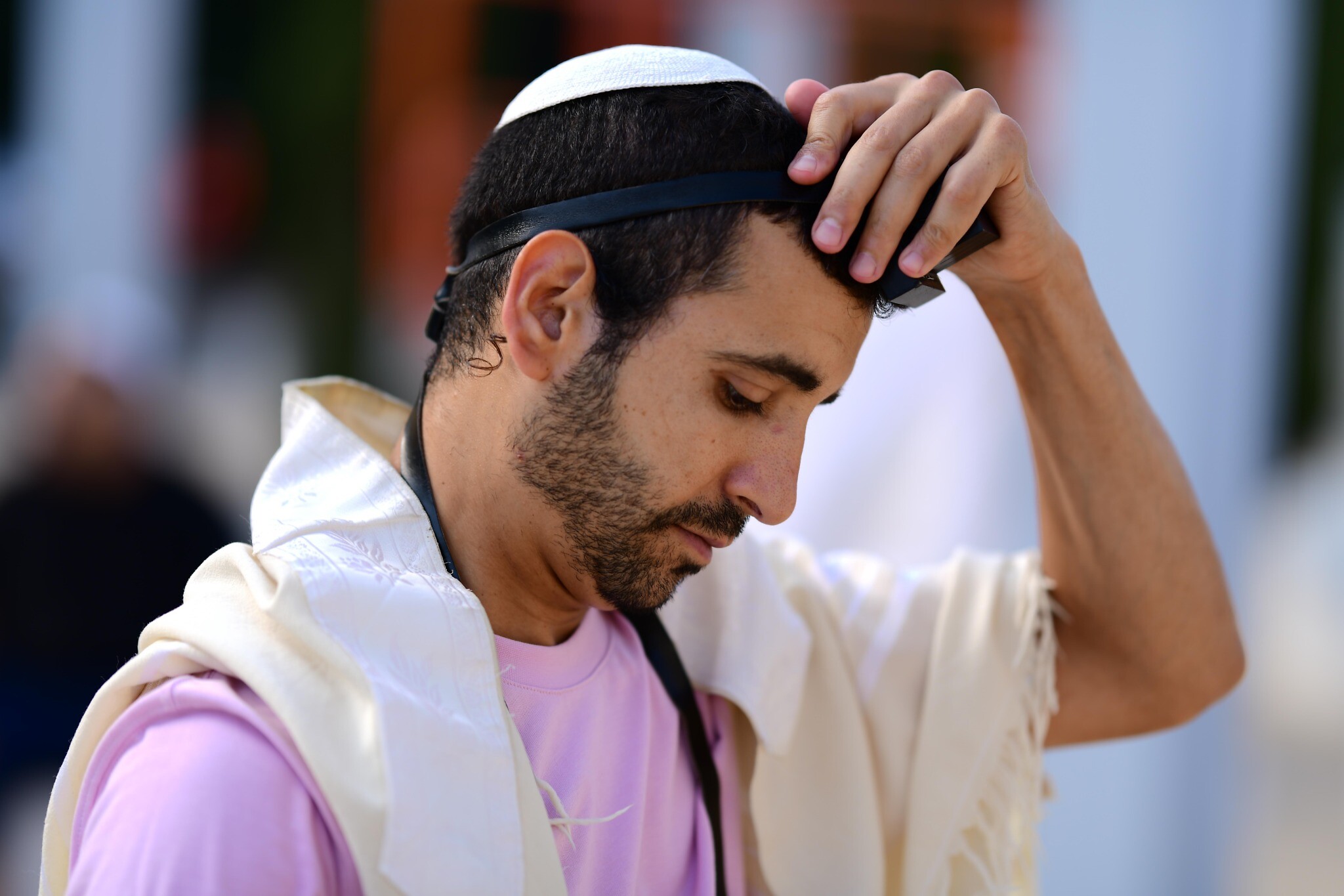 Minister defends principal who told student not to lay tefillin in public  space