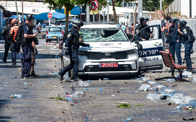 A police car damaged by rioting Eritrean asylum seekers at a protest against the regime in Tel Aviv, September 2, 2023 (Avshalom Sassoni/Flash90)