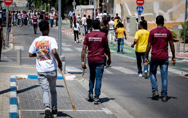 Eritrean migrants who oppose the regime in Eritrea and pro-regime activists clash with Israeli police in south Tel Aviv, September 2, 2023. (Omer Fichman/Flash90)