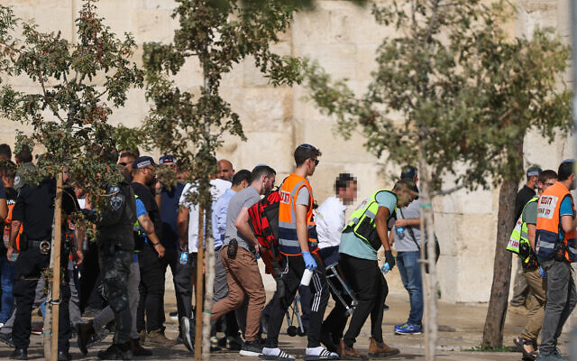 Rescue forces evacuate a wounded man at the scene of a stabbing attack near Jaffa Gate outside Jerusalem's Old City, September 6, 2023. (Chaim Goldberg/Flash90)