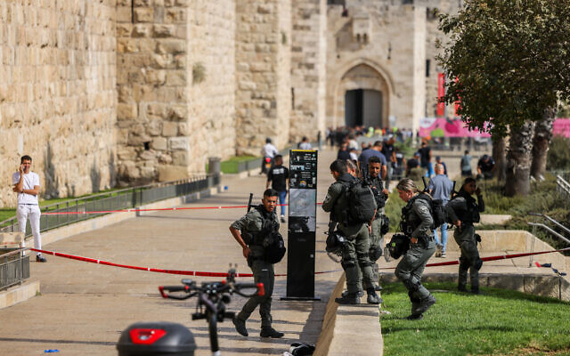 Police officers at the scene of stabbing attack near Jaffa Gate outside Jerusalem's Old City, September 6, 2023. (Chaim Goldberg/Flash90)