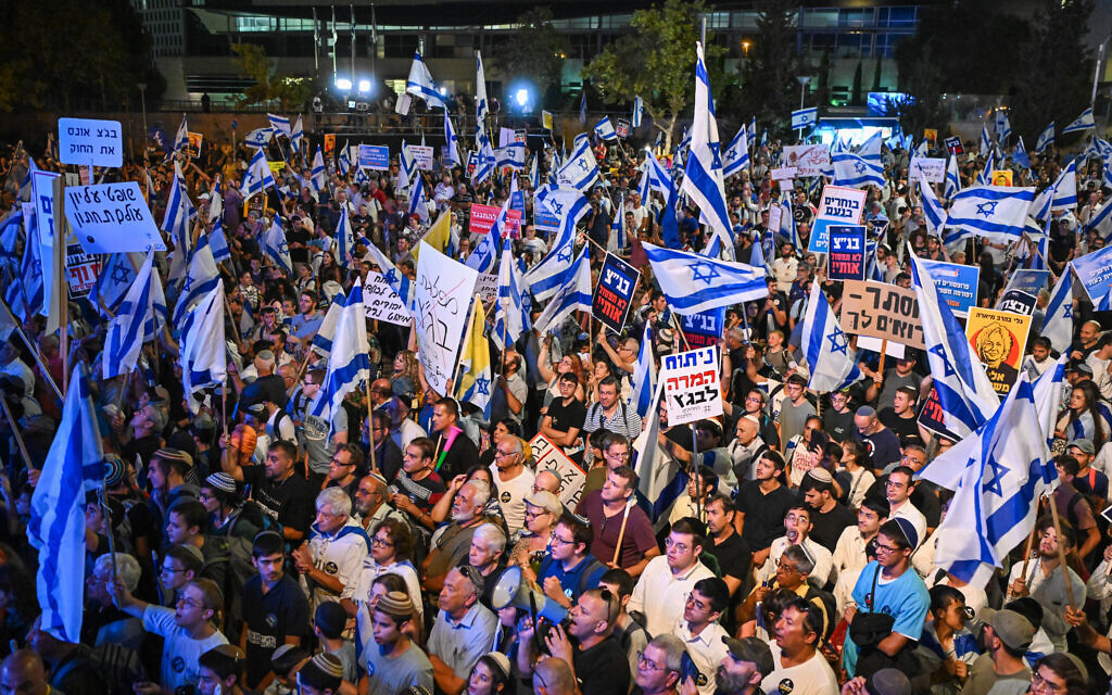 Right-wing Israelis attend a rally in support of the government's judicial overhaul, outside the Supreme Court in Jerusalem, on September 7, 2023. (Arie Leib Abrams/Flash90)