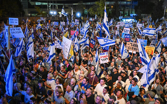 Right-wing Israelis attend a rally in support of the government's judicial overhaul, outside the Supreme Court in Jerusalem, on September 7, 2023. (Arie Leib Abrams/Flash90)