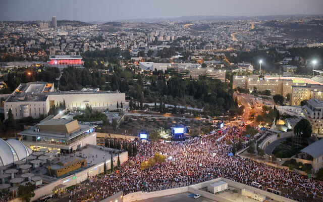 Anti-overhaul activists protest outside the Supreme Court in Jerusalem, September 11, 2023. (Yonatan Sindel/FLASH90)