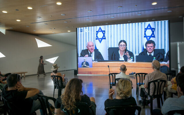 Israelis watch a  live screening of a court hearing on petitions against the 'reasonableness' law, at the Tel Aviv Museum of Art. September 12, 2023. (Miriam Alster/Flash90) יטול