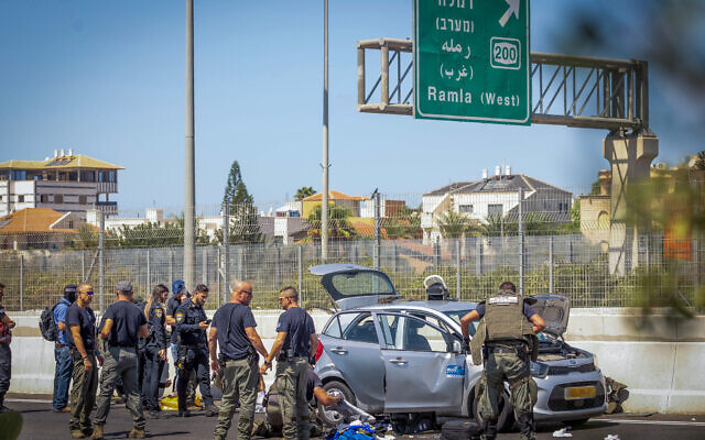Security forces at the scene where two suspects were arrested on the Route 431 highway, near Ramla, September 15, 2023. (Yossi Aloni/Flash90)