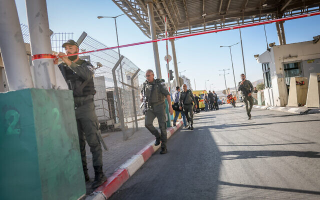 Police are seen at the Mazmuria checkpoint, near the Har Homa neighborhood of East Jerusalem, after a Palestinian man attempted to stab officers. September 18, 2023. (Yonatan Sindel/FLASH90)
