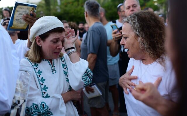 Secular and Orthodox Israelis at a contested public prayer service in Dizengoff Square, Tel Aviv on Yom Kippur. September 24, 2023. (Tomer Neuberg/Flash90)