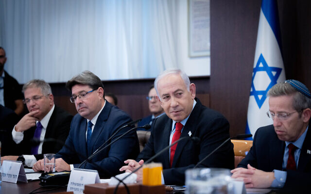 Prime Minister Benjamin Netanyahu, second right, and Government Secretary Yossi Fuchs, right, at the cabinet meeting in the Prime Minister's Office in Jerusalem on September 27, 2023. (Chaim Goldberg/Flash90)