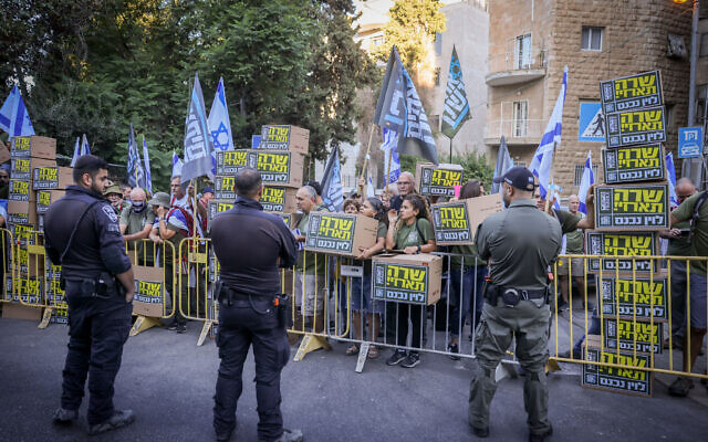 Members of the anti-overhaul protest movement Brothers and Sisters in Arms rally outside Prime Minister Benjamin Netanyahu's home in Jerusalem, September 28, 2023. (Chaim Goldberg/Flash90)