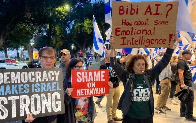 David Ginsborg (L) protests outside of Prime Minister Benjamin Netanyahu’s hotel in San Jose, September 18, 2023. (Lazar Berman/The Times of Israel)