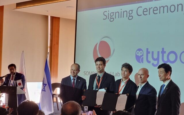 Israeli telehealth startup TytoCare and Japan's commercial insurance provider, Sompo, sign collaboration agreement in presence of economy ministers of both countries. (David Hacohen/Courtesy)